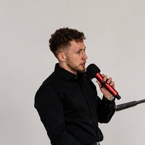 Daniel Czyżo z mikrofonem